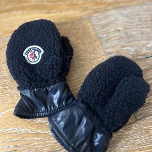 Moncler Kids Navy Sherpa Mittens with Logo Patch
